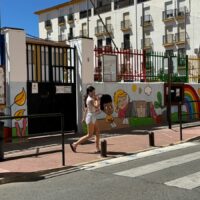 El Ayuntamiento instalará toldos para dar sombra en los colegios Martín Pinzón y Miguel de Cervantes