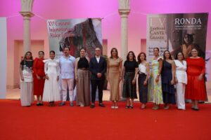 Las Damas Goyescas, junto autoridades y responsables de la Feria.