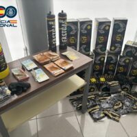 La Policía Nacional detiene a tres jóvenes que portaban en su coche 18 botellas del gas de la risa