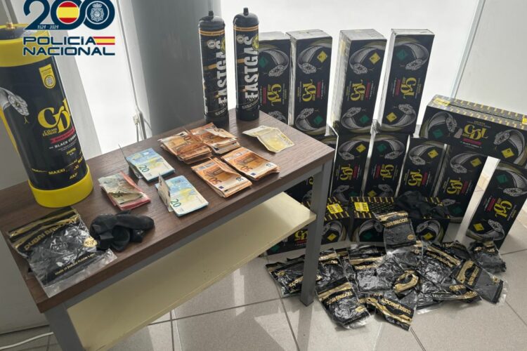 La Policía Nacional detiene a tres jóvenes que portaban en su coche 18 botellas del gas de la risa