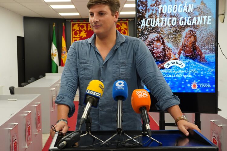 Juventud situará un gran tobogán acuático en la barriada de San Rafael