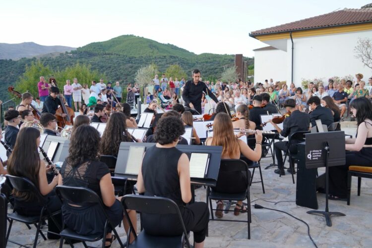 La Joven Orquesta Provincial de Málaga lleva lo mejor de la música a Faraján