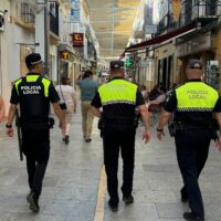 Un ladrón amenaza con un hacha a agentes de la Policía Local tras haber robado en un comercio del centro