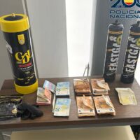 La Policía Nacional detiene a tres jóvenes que portaban en su coche 18 botellas del gas de la risa
