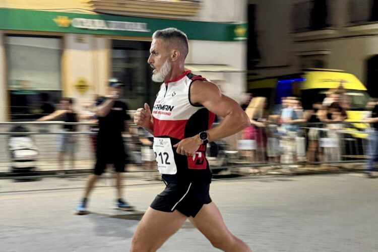 El corredor del Harman, Laureano Moreno, quinto en la IX Carrera Nocturna de Beas