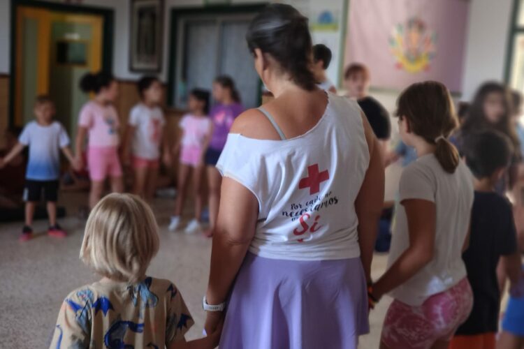 Pequeños en situación de vulnerabilidad de la Dehesa participan en una sesión de yoga
