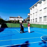 Instalan pavimento antideslizante en la pista deportiva del colegio Miguel de Cervantes