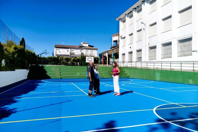 Instalan pavimento antideslizante en la pista deportiva del colegio Miguel de Cervantes