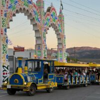 Las barriadas estarán conectadas durante la Feria con el Real con tres líneas de autobuses y hasta seis trenecitos