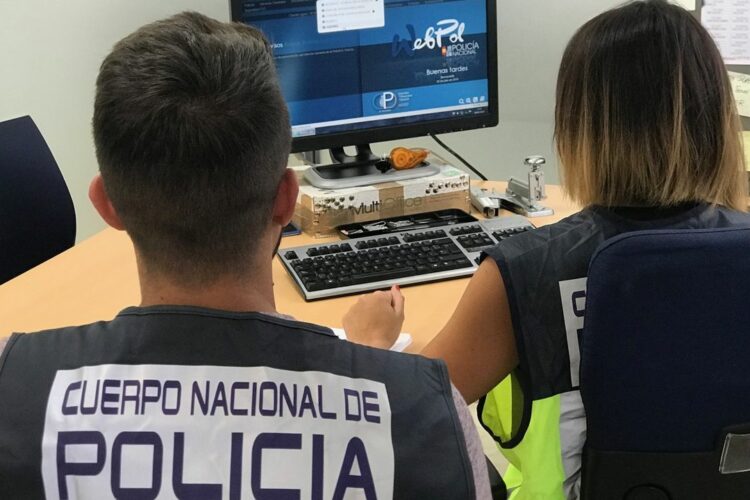 Detienen a tres personas en Ronda por robar y posteriormente vender por Internet más de 500 prendas textiles de marca