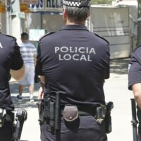 La Policía Local detiene a dos jóvenes por robar en la Feria móviles de alta gama