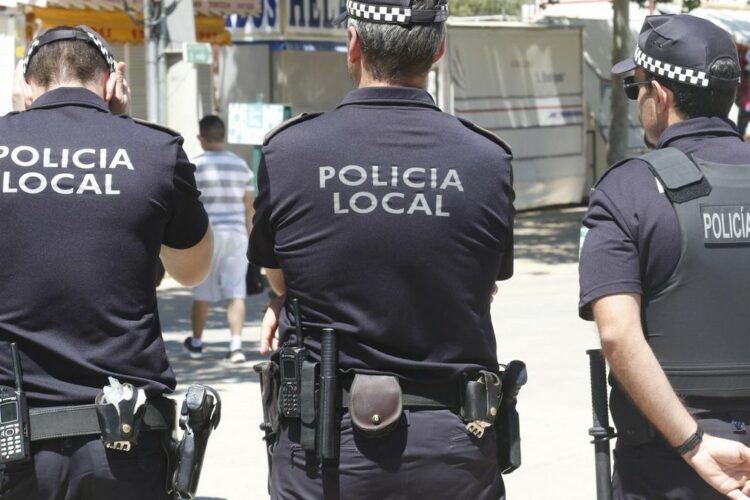 La Policía Local detiene a dos jóvenes por robar en la Feria móviles de alta gama