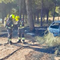 Un hombre sufre quemaduras tras arder su turismo en el pinar de La Dehesa