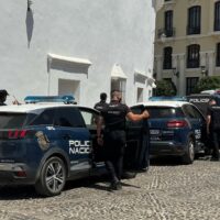 La Policía Nacional detiene a un hombre en posesión de cuatro placas de hachís