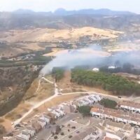 El Infoca logra estabilizar un incendio declarado en las cornisas del Tajo