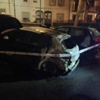 Investigan el incendio de dos turismos que estaban aparcados en la barriada de la UVA