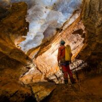 Localizan en el Parque Nacional Sierra de las Nieves la cueva más grande de Andalucía
