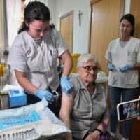 Arranca la campaña de vacunación de la gripe y covid en residencias de mayores y para sanitarios y sociosanitarios
