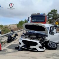 Dos hombres y un niño resultan heridos tras colisionar dos motos con un turismo en la A-397 Ronda. San Pedro