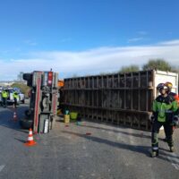 Un camión vuelca en una rotonda de entrada a la ciudad al descompensarse la carga de residuos que transportaba