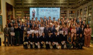 Foto con todos los premiados en esta edición de las becas.