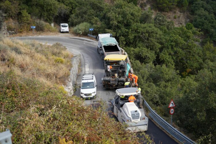 La Diputación asfalta la carretera MA-8303 que da acceso a Benarrabá