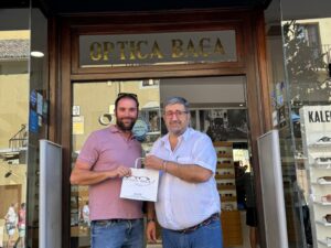 El afortunado durante su compra en Óptica Baca.