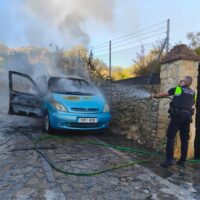 Agentes de la Policía Local apagan un incendio declarado en un vehículo y evitan que las llamas alcancen a otros
