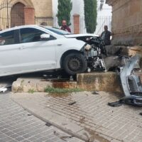 Un conductor de 79 años de edad empotra su turismo contra la Fuente de los Ocho Caños