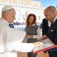 El presidente de la Agrupación de Hermandades entrega al Papa un cuadro con todas las cofradías de Ronda