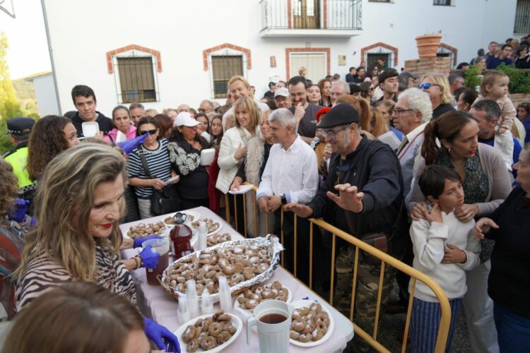 Cientos de personas se dan cita en Pujerra para vivir la tradicional Fiesta de la Castaña