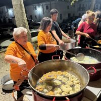 Castañas tostadas y buñuelos en el barrio de San Francisco para mantener las tradiciones de Todos los Santos