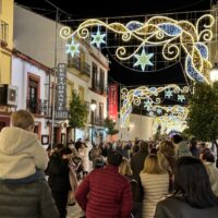 Ronda abre la puerta a la Navidad con el encendido de un colorido y alegre alumbrado