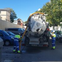 El Ayuntamiento limpia más de 5.000 alcantarillas ante la temporada de lluvias