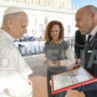 El presidente de la Agrupación de Hermandades entrega al Papa un cuadro con todas las cofradías de Ronda
