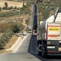 La Diputación invierte 246.000 euros en la mejora de la carretera que une El Burgo y Serrato