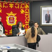 El Ayuntamiento entrega los cheques para juguetes, regalos y cenas a familias vulnerables