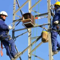 Endesa instala una nueva línea de media tensión en la barriada del Olivar de las Monjas