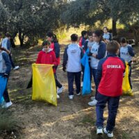 Más de 70 alumnos del colegio Sagrado Corazón limpian los alrededores de la Virgen de la Cabeza