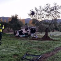 Un joven fallece y otros tres resultan heridos graves tras salirse de la calzada el turismo en que viajaban