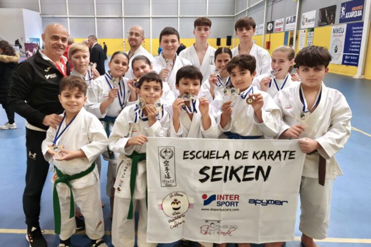Los karatecas de la Escuela Seiken logran 17 medallas en el Trofeo de Río Gordo