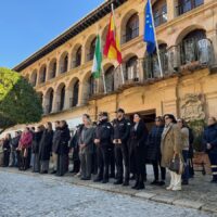 Minuto de silencio en las puertas del Ayuntamiento en memoria a las personas fallecidas en el accidente ferroviario de Córdoba