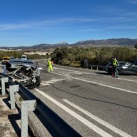 Una colisión entre dos turismos en la carretera de circunvalación se salda con tres personas heridas