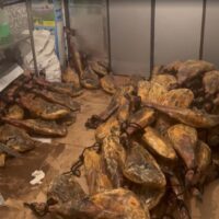 La Guardia Civil desarticula una banda de ladrones que robó jamones por valor de 200.000 euros en Faraján