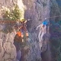 Rescatan a un joven belga que se quedó atascado a 80 metros de altura en la presa de Montejaque