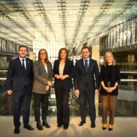 El Ayuntamiento y Endesa firman un convenio para situar una nueva iluminación artística en el Puente Nuevo