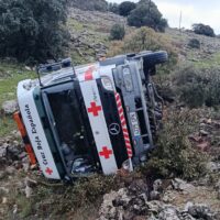 Vuelca un camión de la Cruz Roja en la carretera Ronda-El Burgo cuando transportaba agua y ropa para los afectados por el temporal