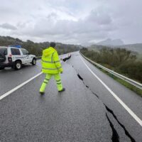 La carretera A-374 Ronda-Sevilla vuelve a cortarse por el desprendimiento de la calzada
