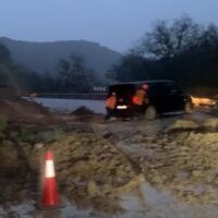 Un desprendimiento de tierra y rocas corta la carretera A-374 Ronda-Sevilla