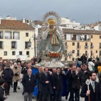 Las nubes dan una tregua para que la patrona, la Virgen de la Paz, regrese a su santuario